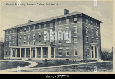 Morrow Dormitory, situé à Amherst College dans le Massachusetts, est un bâtiment historique qui sert de dortoirs pour les étudiants. Construit avec des caractéristiques architecturales classiques, il témoigne de la riche histoire et de l'héritage éducatif du collège. Banque D'Images
