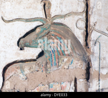 Temple de Ramsès III (1198-1167 av. - XX° Dyn.) à Médinet Habou : reliefs sur les colonnes dans la première cour.Le dieu Khnoum. Banque D'Images