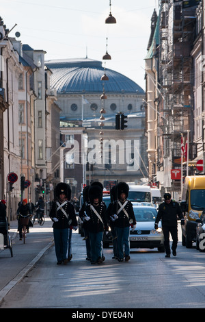 La garde royale de faire la parade au château d'Amalienborg. Le château est la résidence de la reine du Danemark. Banque D'Images