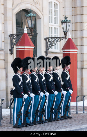 La garde royale de faire la parade au château d'Amalienborg. Le château est la résidence de la reine du Danemark. Banque D'Images