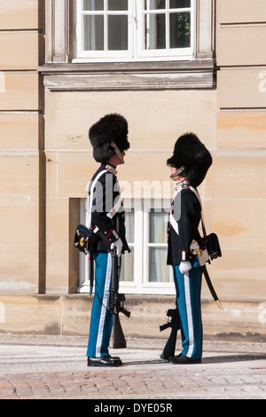 La garde royale de faire la parade au château d'Amalienborg. Le château est la résidence de la reine du Danemark. Banque D'Images