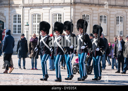 La garde royale de faire la parade au château d'Amalienborg. Le château est la résidence de la reine du Danemark. Banque D'Images