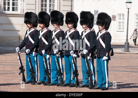 La garde royale de faire la parade au château d'Amalienborg. Le château est la résidence de la reine du Danemark. Banque D'Images