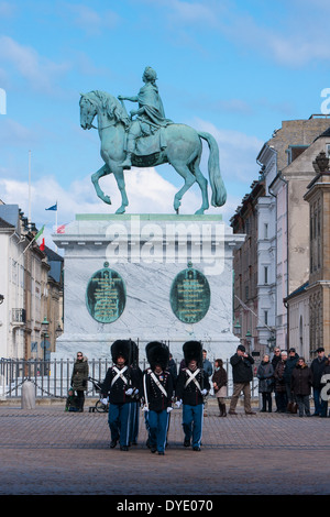 La garde royale de faire la parade au château d'Amalienborg. Le château est la résidence de la reine du Danemark. Banque D'Images