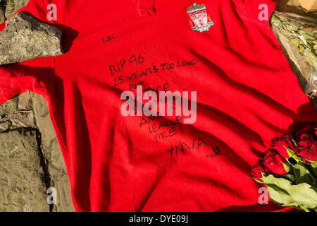 Anfield, Liverpool, Royaume-Uni. 15 avril, 2014. Un Liverpool Football Club shirt est laissé par l'HIllsborough Memorial dans le centre-ville. Banque D'Images