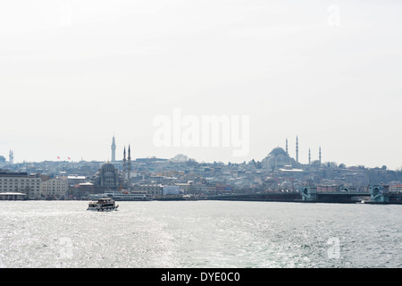 Avis de Sultanahmet et le front de mer d''Eminönü depuis le pont d'un Sehir Hatlan Croisière sur le Bosphore, Istanbul, Turquie Banque D'Images