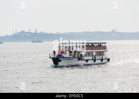 Bateau de croisière sur le Bosphore à Sultanahmet et derrière d'Eminonu, Istanbul, Turquie Banque D'Images