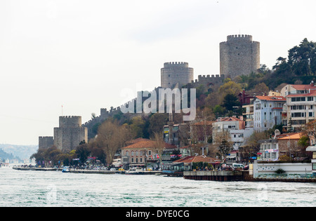 La forteresse de Rumeli Hisari depuis le pont d'un bateau de croisière sur le Bosphore, Istanbul, Turquie Banque D'Images