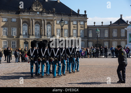 La garde royale de faire la parade au château d'Amalienborg. Le château est la résidence de la reine du Danemark. Banque D'Images