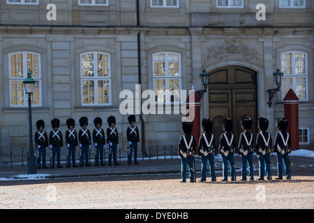 La garde royale de faire la parade au château d'Amalienborg. Le château est la résidence de la reine du Danemark. Banque D'Images