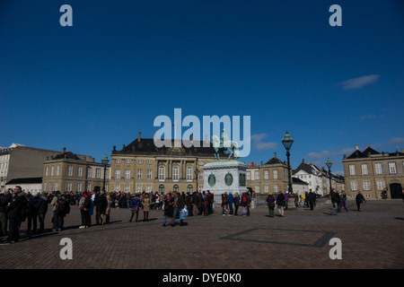 La garde royale de faire la parade au château d'Amalienborg. Le château est la résidence de la reine du Danemark. Banque D'Images