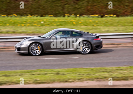 Défilement d'une nouvelle Porsche 911 Turbo luxe voiture de sport voyager le long de la route à l'ouest de Kingsway à Dundee, Royaume-Uni Banque D'Images