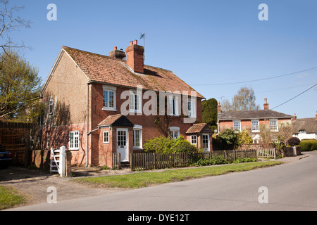 Maisons traditionnelles en briques rouges dans le village d'Urchfont, Wiltshire, Angleterre, Royaume-Uni Banque D'Images