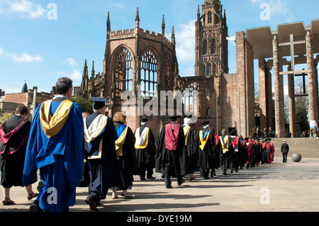 Procession d'universitaires, l'Université de Coventry le jour de graduation à la cathédrale de Coventry, England, UK Banque D'Images