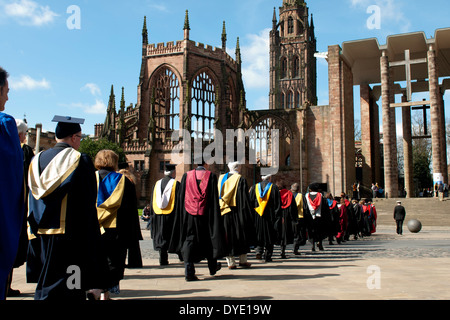 Procession d'universitaires, l'Université de Coventry le jour de graduation à la cathédrale de Coventry, England, UK Banque D'Images