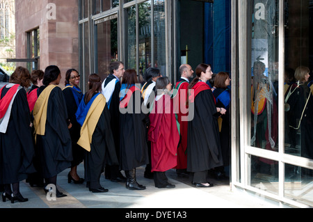 Procession d'universitaires, l'Université de Coventry le jour de graduation à la cathédrale de Coventry, England, UK Banque D'Images