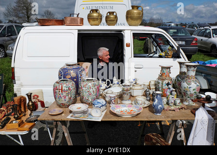 Rue française car boot brocante, Normandie, France Banque D'Images