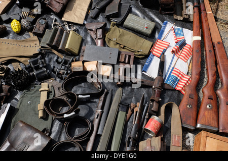 Souvenirs militaires sur l'étal du marché, Normandie, France Banque D'Images