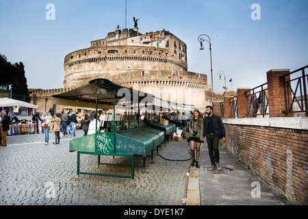 Rome, Italy-March:15,2014 touristes flâner entre les étals près de Castel Sant'Angelo à Rome lors d'une journée ensoleillée Banque D'Images