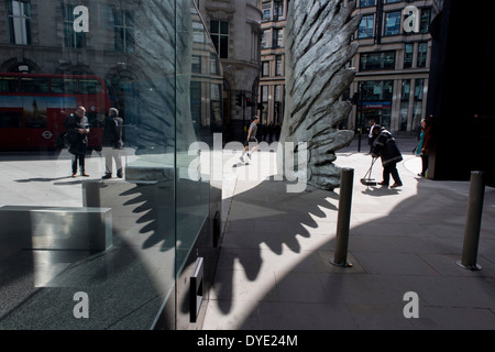 Les travailleurs de la ville par le passage de l'oeuvre d'un géant de l'aile de bronze lors d'un midi de printemps dans le quartier financier de Londres. Comme la lumière se reflète sur les immeubles de bureaux à proximité, la foule à l'heure du déjeuner devant ce géant des illustrations sur leur façon de réunions et sandwicheries. Les dix mètres de haut est la sculpture en bronze par le président de la Royal Academy of Arts, Christopher Le Brun, commandé par Hammerson en 2009. Elle est appelée 'La Ville' de l'aile et a été jeté par Morris Singer, fondateurs de l'art réputé pour être la plus ancienne fonderie d'art dans le monde. Banque D'Images