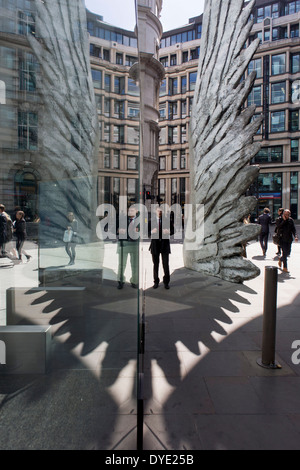 Les travailleurs de la ville par le passage de l'oeuvre d'un géant de l'aile de bronze lors d'un midi de printemps dans le quartier financier de Londres. Comme la lumière se reflète sur les immeubles de bureaux à proximité, la foule à l'heure du déjeuner devant ce géant des illustrations sur leur façon de réunions et sandwicheries. Les dix mètres de haut est la sculpture en bronze par le président de la Royal Academy of Arts, Christopher Le Brun, commandé par Hammerson en 2009. Elle est appelée 'La Ville' de l'aile et a été jeté par Morris Singer, fondateurs de l'art réputé pour être la plus ancienne fonderie d'art dans le monde. Banque D'Images