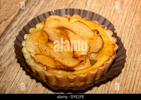 Du classique de la tarte aux pommes française servi sur une serviette. Studio shot avec un faible éclairage. Banque D'Images