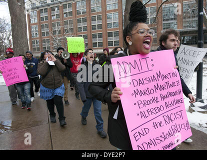 Ann Arbor, MI, USA. Apr 15, 2014. Brooke Kimbrough, un étudiant de l'académie de préparation à l'Université de Detroit qui s'est vu refuser l'admission à l'U-M, mène une protestation sur le diagnostic sur le campus de l'Université du Michigan le 15 avril 2014. Les manifestants ont marché dans les rues par l'entremise du campus et à l'admission des étudiants dans les activités de l'élève des capacités. Credit : Mark Bialek/ZUMAPRESS.com/Alamy Live News Banque D'Images