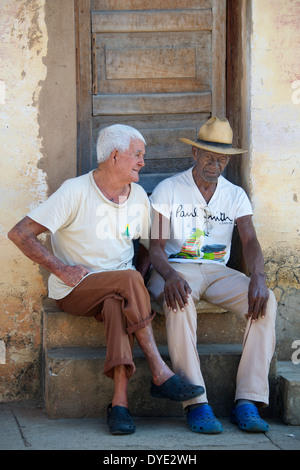 Deux hommes assis à l'extérieur chambre Trinité-province de Sancti Spiritus Cuba Banque D'Images