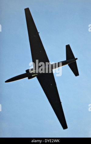 Un US Air Force UN U-2 Dragon Lady formation avion espion effectue une sortie au-dessus de Beale Air Force Base, 21 janvier 2014 à Marysville, Californie. Le Dragon Lady, un vestige de la guerre froide vole à une altitude de plus de 70 000 ft. et a une envergure de 105 pieds. Banque D'Images