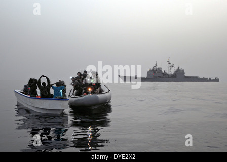 Une visite de l'US Navy, conseil, de perquisition et de saisie de l'équipe de patrouille lance-missiles USS Anzio étudie une yole de présumés pirates 22 juillet 2011 dans le golfe d'Aden. Banque D'Images