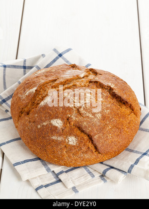 Ensemble de la miche de pain frais sur la table en bois blanc Banque D'Images