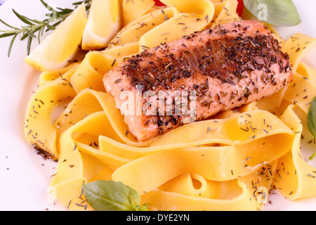 Filet de saumon sur tagliatelles au citron et herbes, Close up Banque D'Images