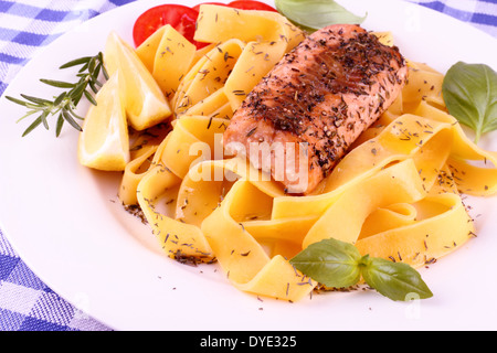 Filet de saumon sur tagliatelle, citron et herbes, Close up Banque D'Images