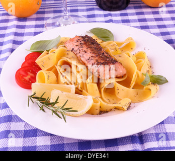 Filet de saumon sur tagliatelle, citron, herbes, horizontal Banque D'Images