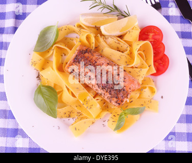 Filet de saumon sur tagliatelle, citron, herbes, vue d'en haut Banque D'Images