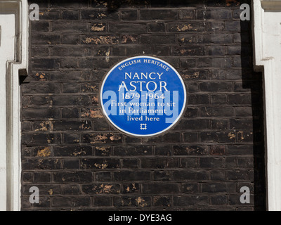 Blue plaque honorant, Nancy Astor, première femme à siéger au parlement du Royaume-Uni, 4 St James Square, London, UK Banque D'Images