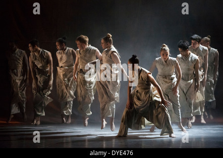 Lonodon 15.04.2014 National Youth Dance Company de l'Akram Khan portez Veritical Road au Sadler's Wells. Banque D'Images