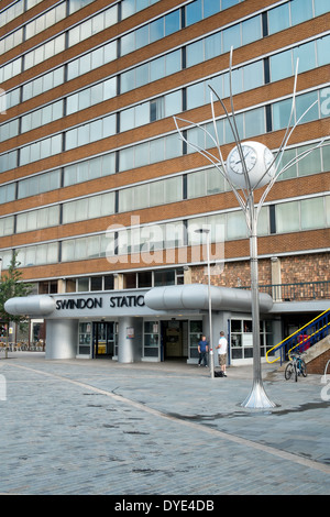 Le signe, l'entrée et avant-cour de l'hôtel de la gare dans le cadre de point de Signal immeuble de bureaux à Swindon, Wiltshire, Royaume-Uni. Banque D'Images