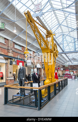 Les acheteurs, magasins, de vieilles machines à la rampe fonctionne maintenant converti, McArthur Glenn Designer Outlet Village de Swindon, Wiltshire Banque D'Images