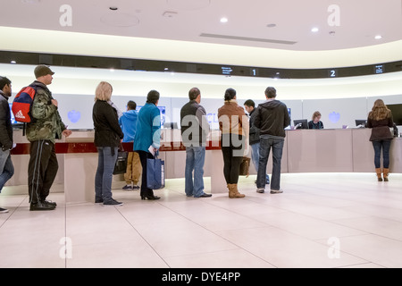 Les personnes en attente pour le service au comptoir à l'intérieur d'une succursale de la rue haute de Barclay's Bank UK Banque D'Images