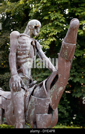 Statue de l'un des quatre cavaliers de l'Apocalypse, Jardin Arendts, Bruges, Belgique Banque D'Images
