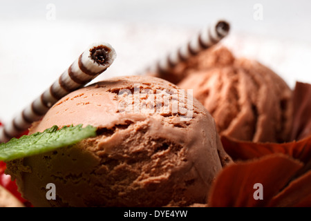 Glace au chocolat avec des biscuits gaufrette à rayures Banque D'Images