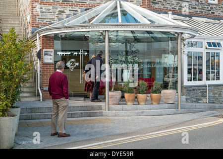 Les gens à l'extérieur de l'entrée de Rick Stein's seafood restaurant à Padstow, Cornwall, UK Banque D'Images