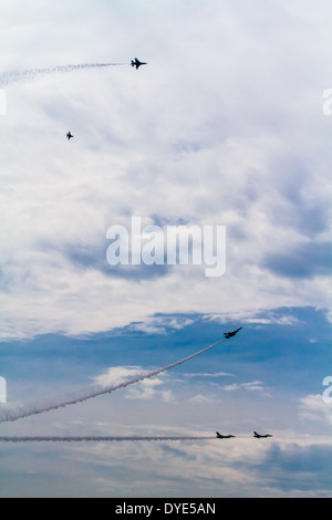 US Air Force Thunderbirds briser la formation à la terre Banque D'Images