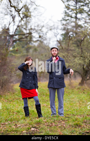 Portrait d'un couple heureux fiancé dans l'hiver à l'extérieur. Ce couple est moderne, tendance, et fashion hipster, sapin Banque D'Images