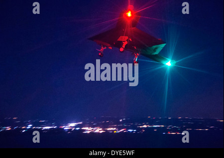 Les avions de l'US Navy drone X-47B effectue son premier vol de nuit le 10 avril 2014 dans Naval Air Station Patuxent River, Maryland. Banque D'Images