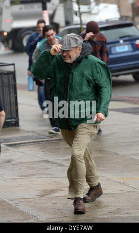 Boston, USA. Apr 15, 2014. Un homme marche contre le vent et la pluie à Boston, Massachusetts, États-Unis, 15 avril 2014. Credit : Yin Bogu/Xinhua/Alamy Live News Banque D'Images