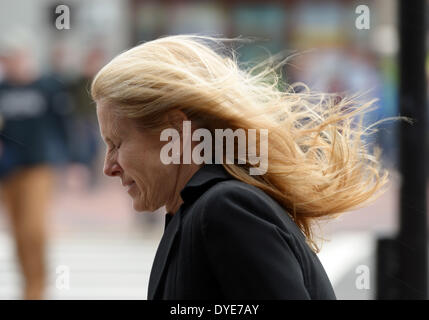 Boston, USA. Apr 15, 2014. Une femme marche dans le vent fort et la pluie à Boston, Massachusetts, États-Unis, 15 avril 2014. Credit : Yin Bogu/Xinhua/Alamy Live News Banque D'Images