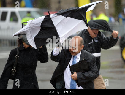Boston, USA. Apr 15, 2014. Un homme a son parapluie par culbutage dans grand vent et pluie à Boston, Massachusetts, États-Unis, 15 avril 2014. Credit : Yin Bogu/Xinhua/Alamy Live News Banque D'Images