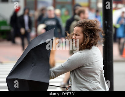 Boston, USA. Apr 15, 2014. Une fille marche dans le vent fort et la pluie à Boston, Massachusetts, États-Unis, 15 avril 2014. Credit : Yin Bogu/Xinhua/Alamy Live News Banque D'Images